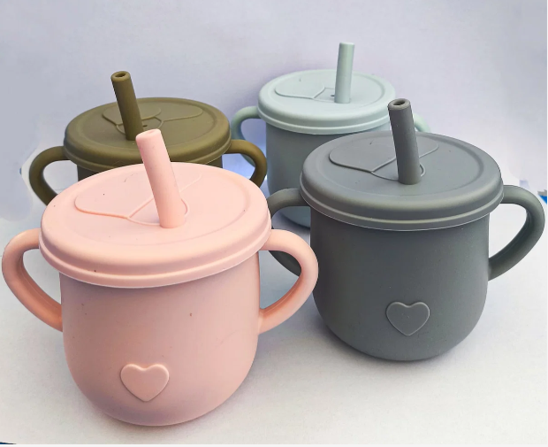 447 - Vaso con tapa y sorbete, todo silicona