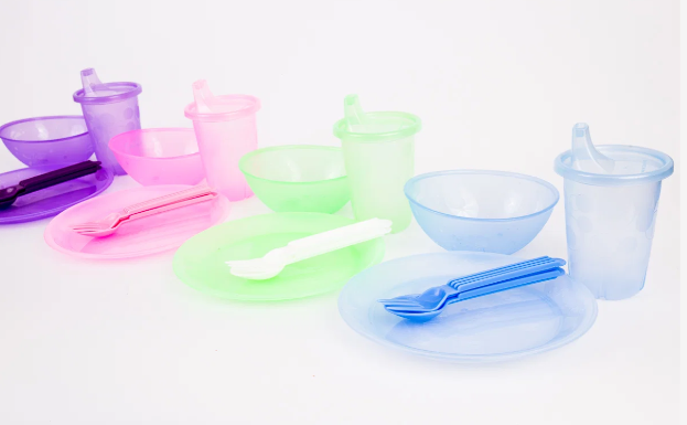 463 - Set comilón: plato playo, bowl, vaso con pico y cubiertos